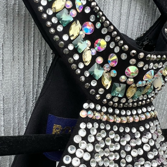 Fiesta Fashion top with beaded detail. Top Fully lined. No stretch in top - Picture 4 of 4